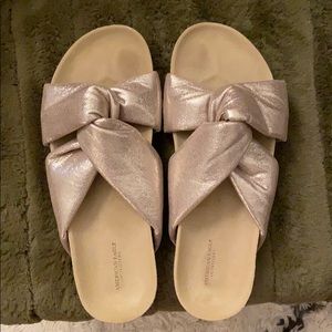 AMERICAN EAGLE OUTFITTERS golden slides